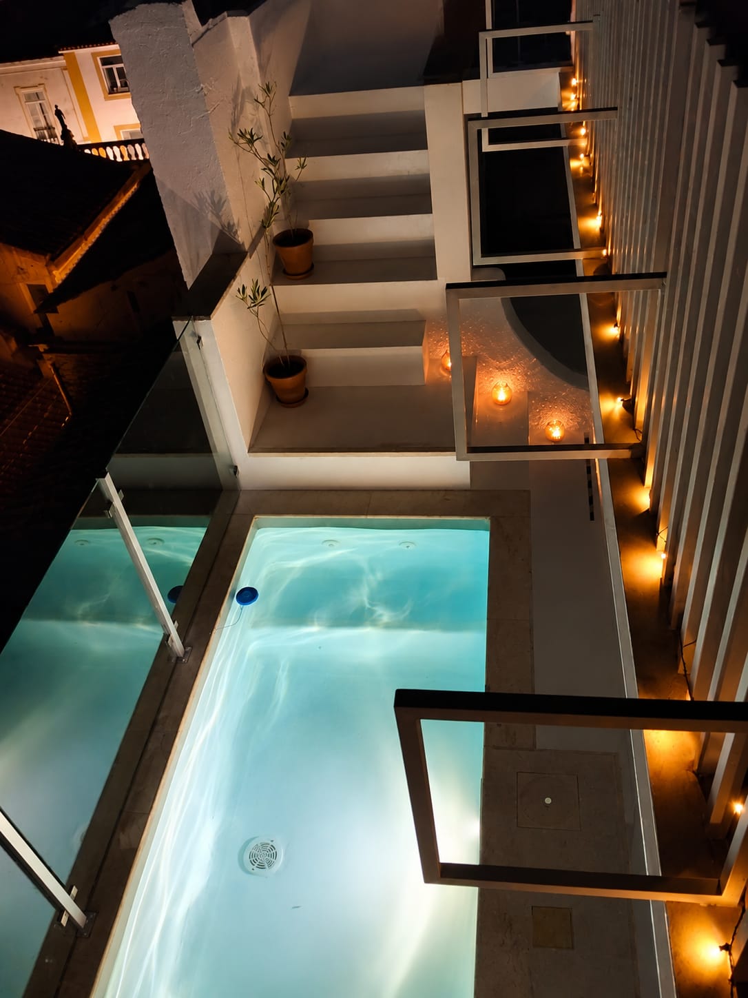 A plunge pool iluminada vista de cima