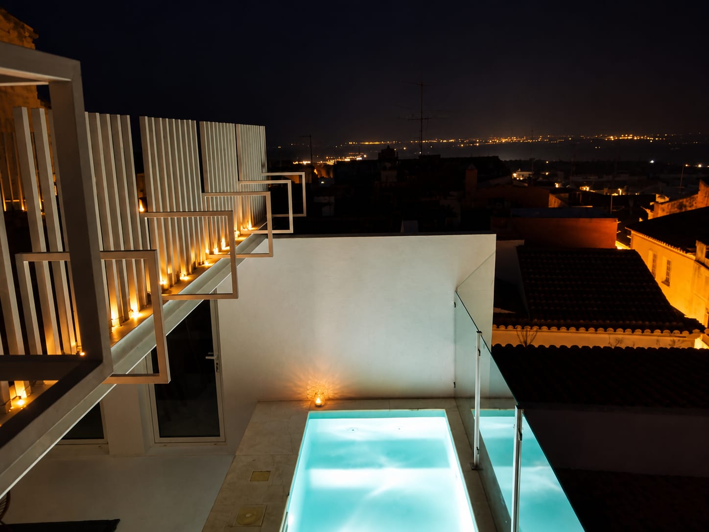 Vista do terraço sobre as luzes de Elvas ao anoitecer