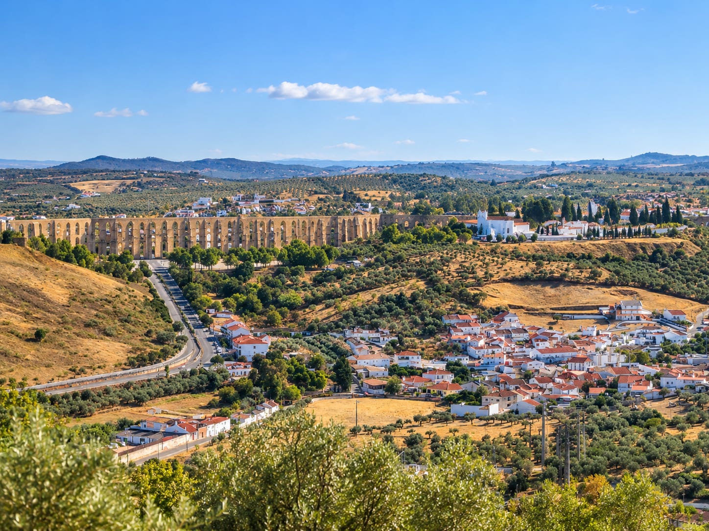 Elvas e a paisagem alentejana, com o Aqueduto da Amoreira